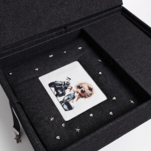 Rankų darbo dėžutės ir albumo komplektas „Motociklininkė“