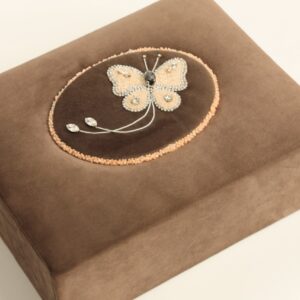 Rankų darbo dėžutė su išsiuvinėtu drugeliu