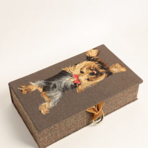 Rankų darbo dėžutė su austu šuniuku