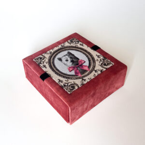 Aksominė dėžutė "Sargas su rožiniu kaspinu"