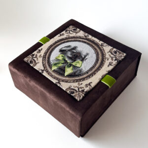 Aksominė dėžutė "Sargas su žaliu kaspinu"