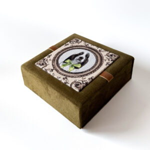 Aksominė dėžutė "Sargas su kaspinu"- jauki dovana