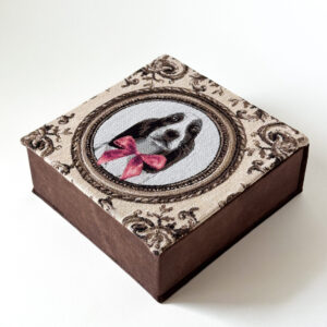 „Šuniukas su rožiniu kaspinu"