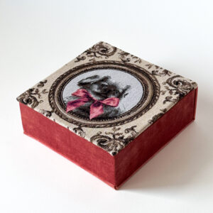 "Šuniukas su kaspinu"