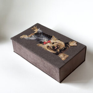 Rankų darbo dėžutė su austu šuniuku