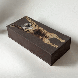 Rankų darbo dėžutė su austu buldogo atvaizdu